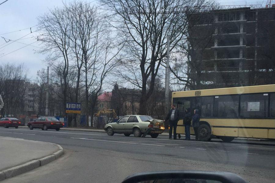 На проспекте Победы столкнулись автобус и иномарка (фото)