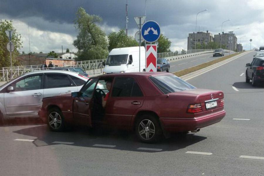 На улице Гайдара столкнулись две иномарки (фото)