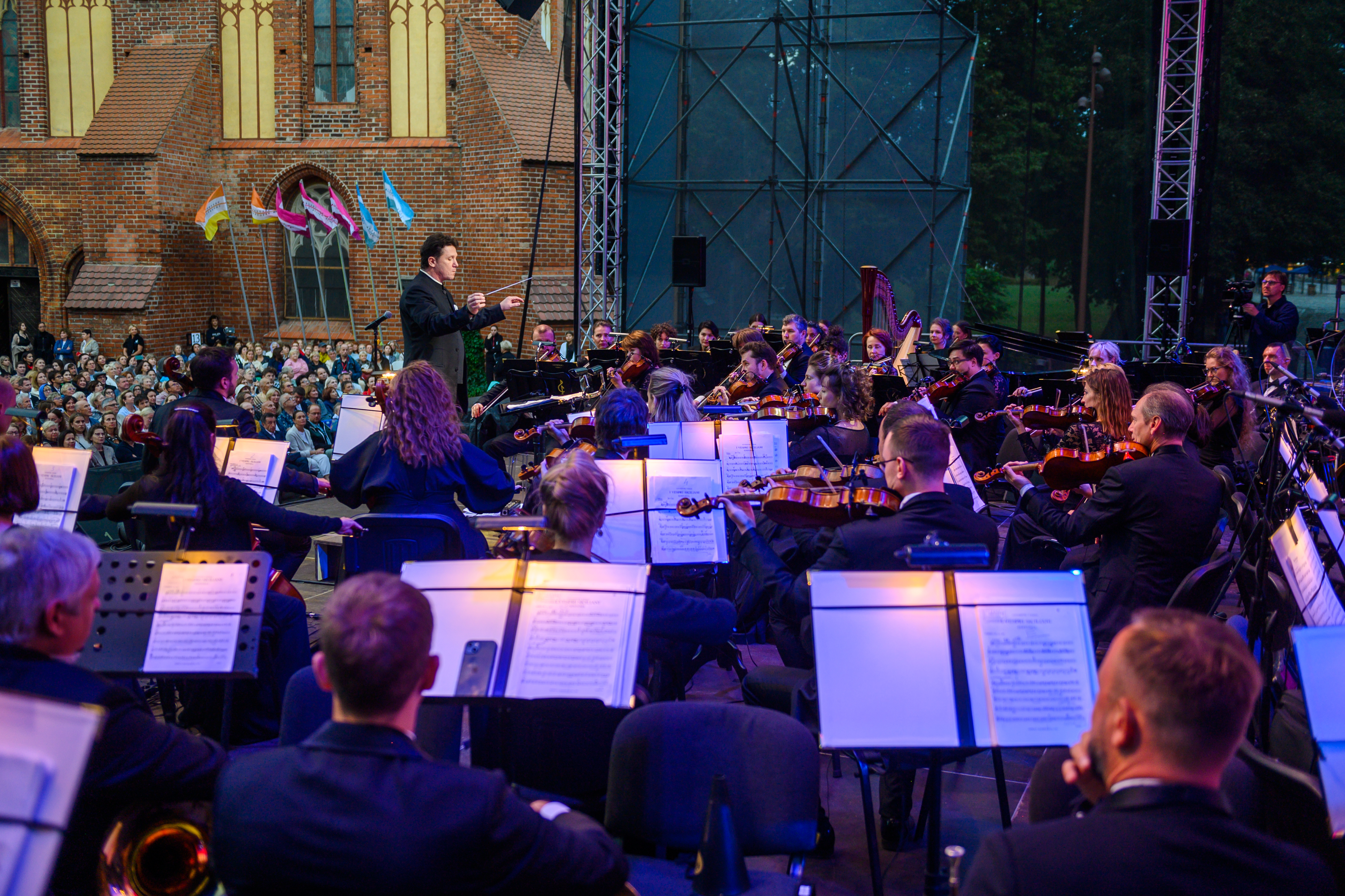 Красота, которую слышно: на острове Канта завершился главный опен-эйр в городе