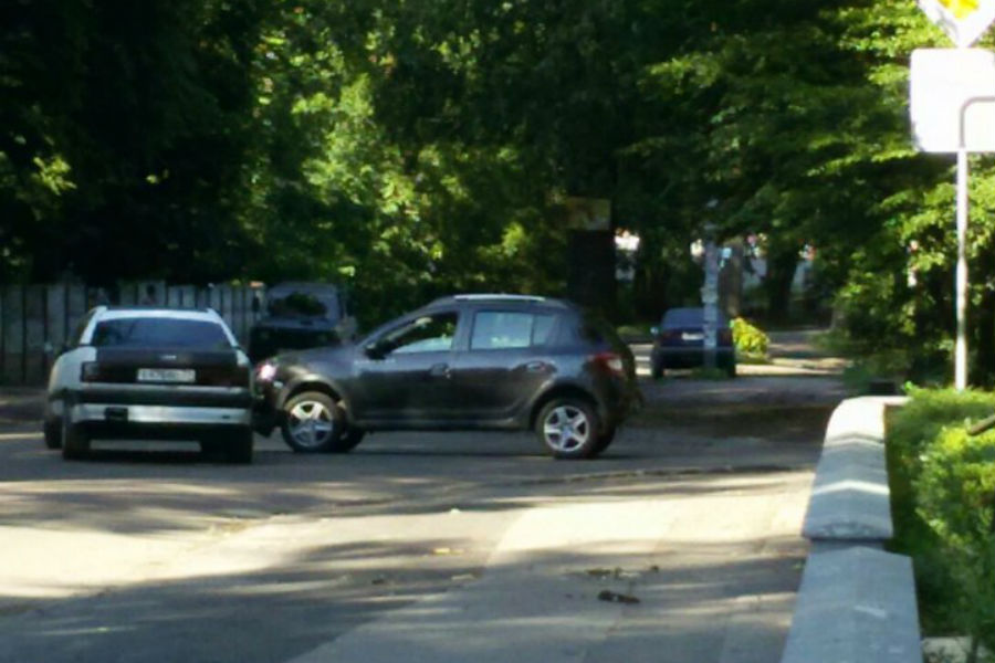 На въезде в поселок Космодемьянского столкнулись два автомобиля (фото) 