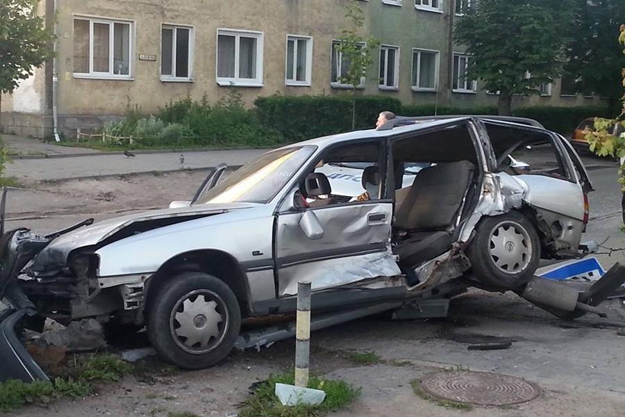 В Калининграде такси врезалось в микроавтобус (фото, дополнено)