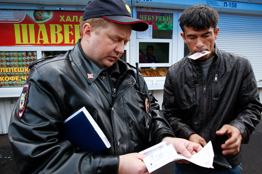 В Калининграде опасавшийся депортации мигрант дал взятку полицейскому