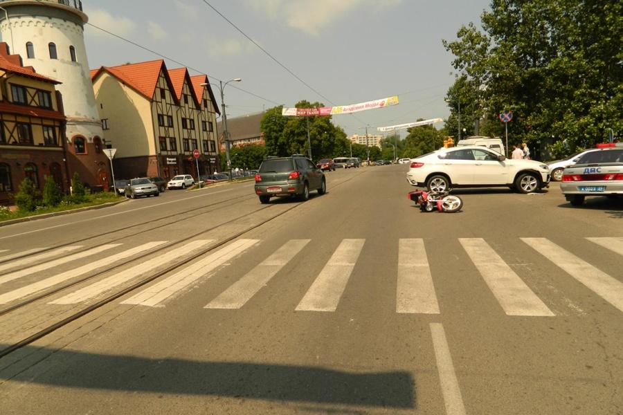 На улице Камской в Калининграде в ДТП погиб скутерист (фото)