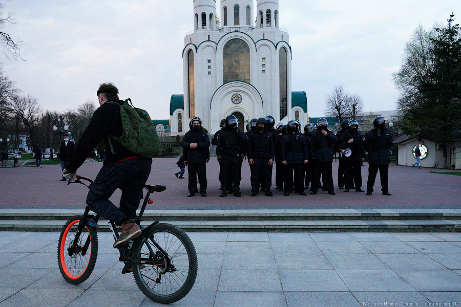 «Свободу политзаключенным»: как прошла акция сторонников Навального в Калининграде (фото)