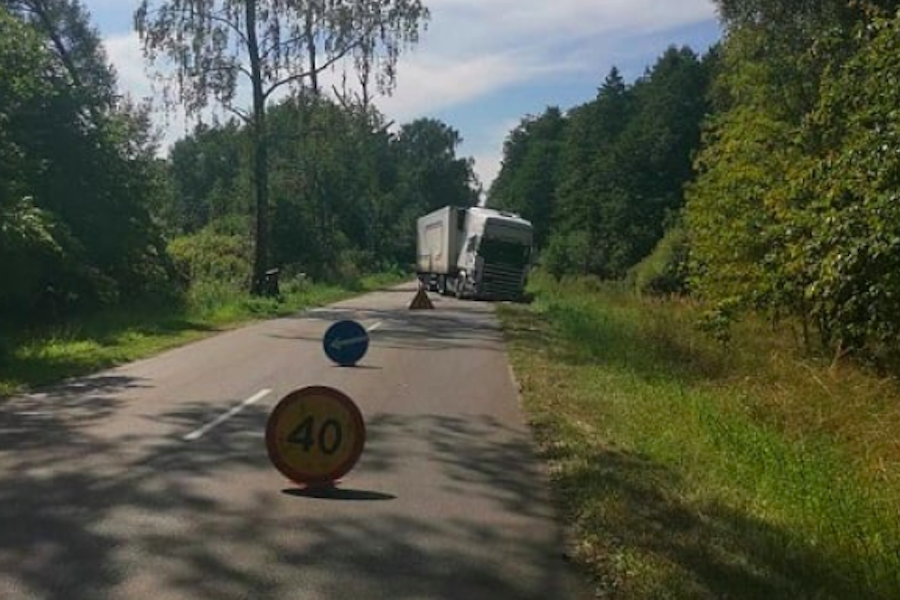 Под Славском фура вытолкнула «Фольксваген» в кювет, пострадал мужчина (фото)