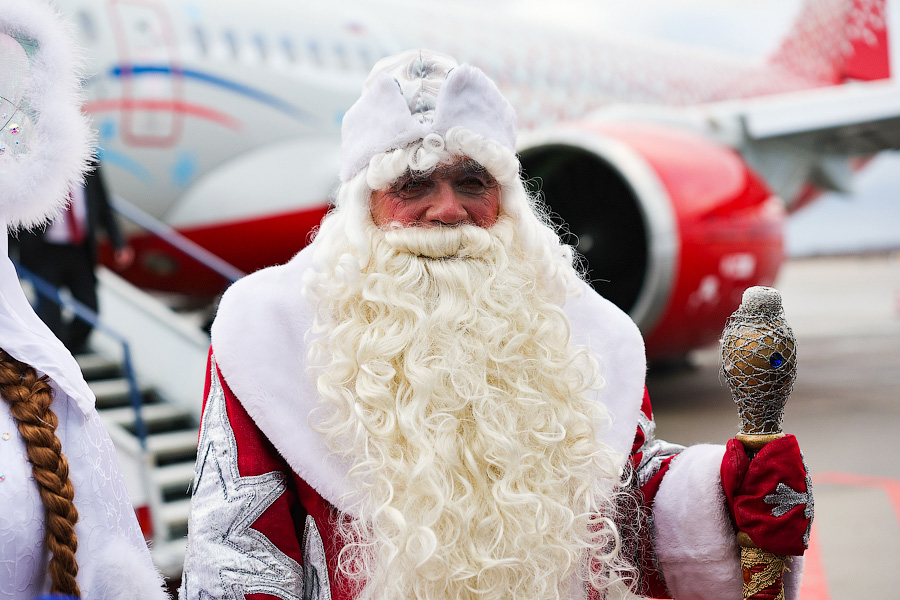 На импортозамещенных крыльях: в Калининград прилетели Дед Мороз и Снегурочка (фото)