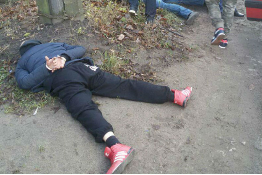 В Калининграде на улице положили «лицом в землю» подозреваемых в хранении наркотиков (фото, видео)