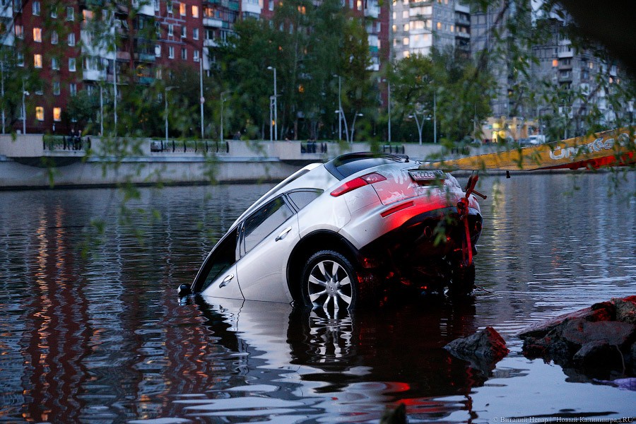 Перепутал педали: как доставали утонувшую «Инфинити»