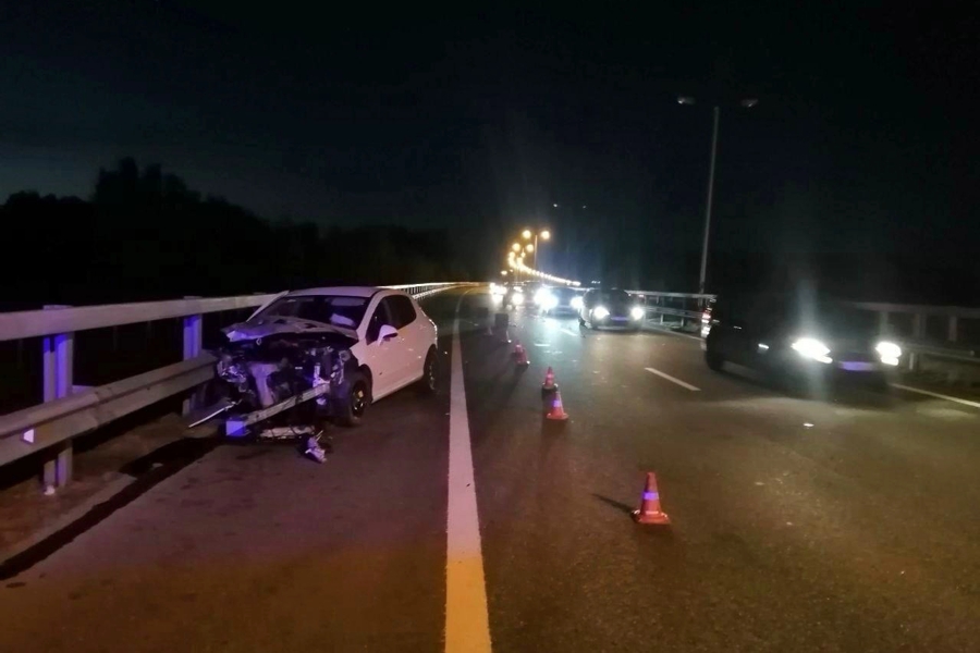 «Пежо» врезался в ограждения на Приморском кольце (фото)