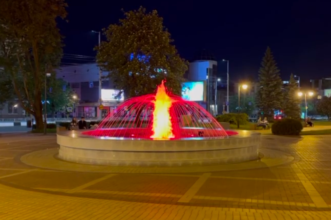 «Красный, жёлтый, голубой»: на фонтане у «Матери-России» подключили разноцветную подсветку (видео)