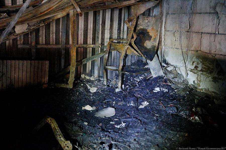 Цветы, гарь и копоть: пепелище пожара в торговом центре Калининграда (фото)