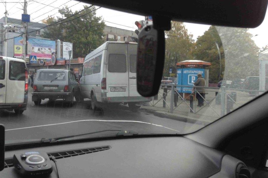 Напротив Центрального рынка в Калининграде столкнулись маршрутка и «Нива» (фото)