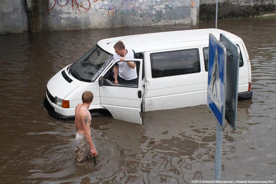«Праздничные купания»: фоторепортаж с затопленной Аллеи Смелых