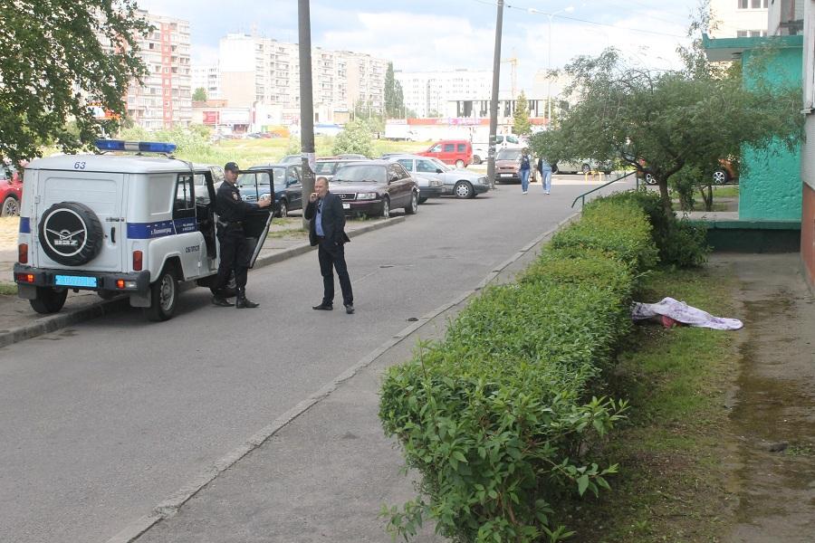 В Калининграде женщина вышла в окно 8 этажа (фото)