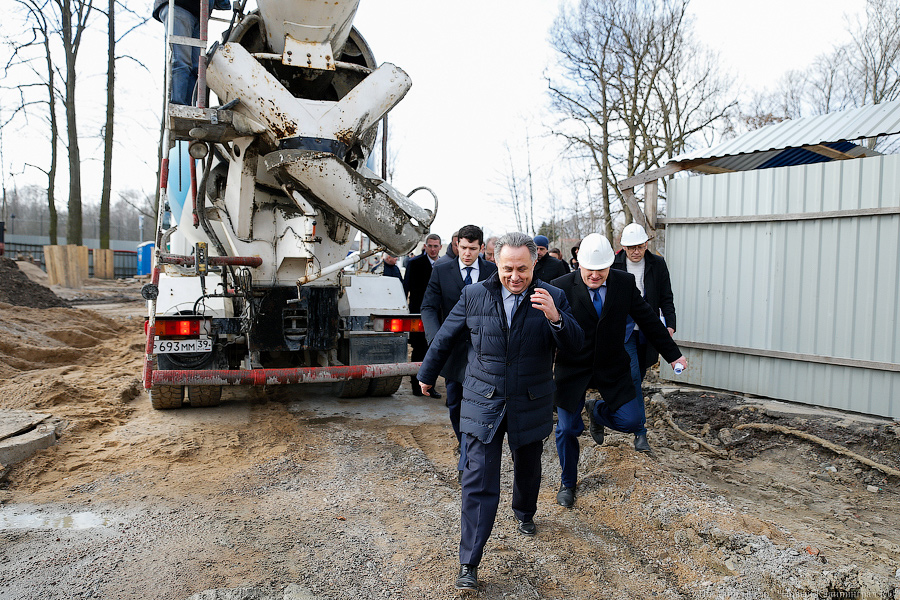 «С пионерским приветом»: как Виталий Мутко на мяче расписался (фото)