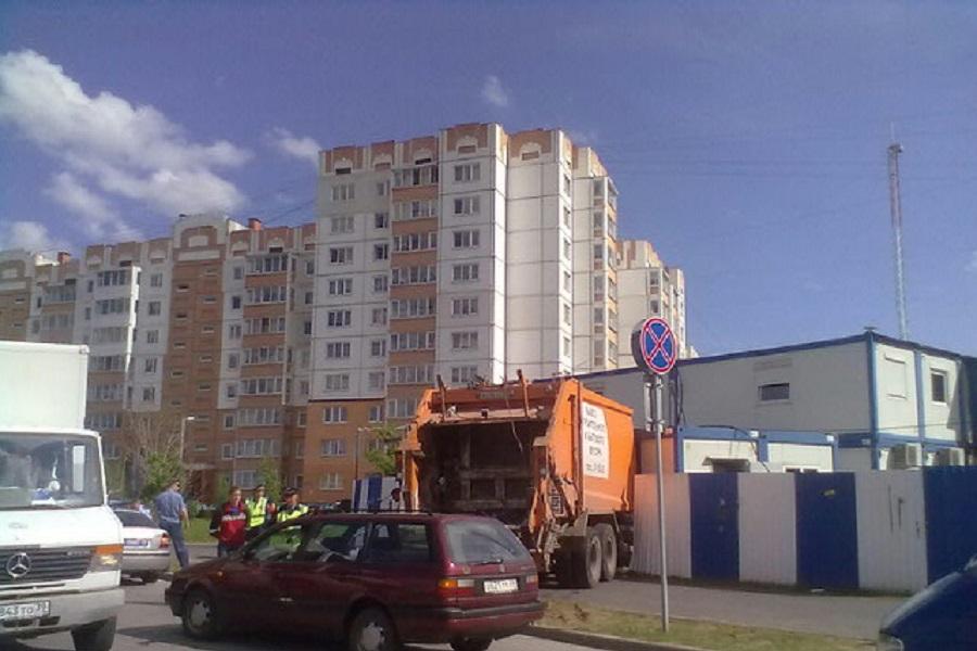 В Калининграде мусоровоз проломил забор и въехал в строительную будку (фото)