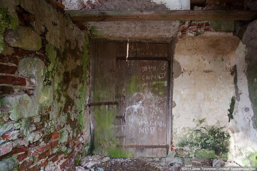 На крыше травка зеленеет: кирха начала XIX века в Перевалово покрывается плесенью и мхом