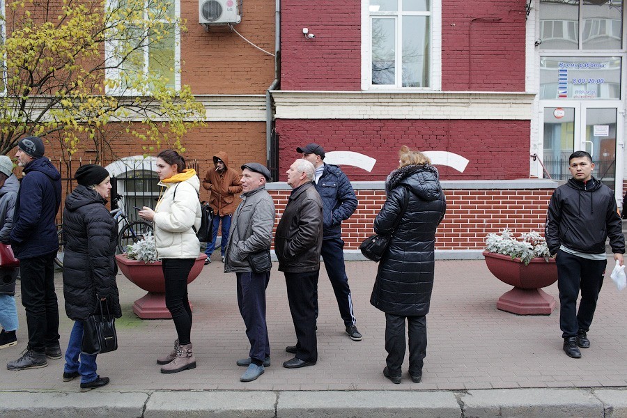 В психдиспансере на Невского тоже образовались очереди из водителей