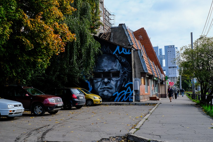 На стене Чеховки закончили рисовать портрет Иосифа Бродского (фото)