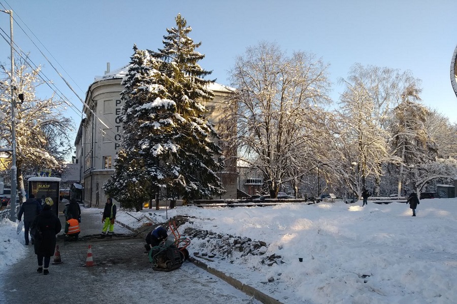 В Калининграде подрядчик испортил тротуар на проспекте Мира и чинит его в мороз (фото)