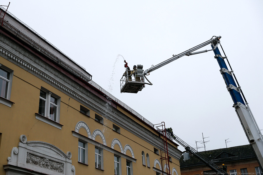 Изображая жертву: актеры драмтеатра «подыграли» пожарным на учениях (фото)