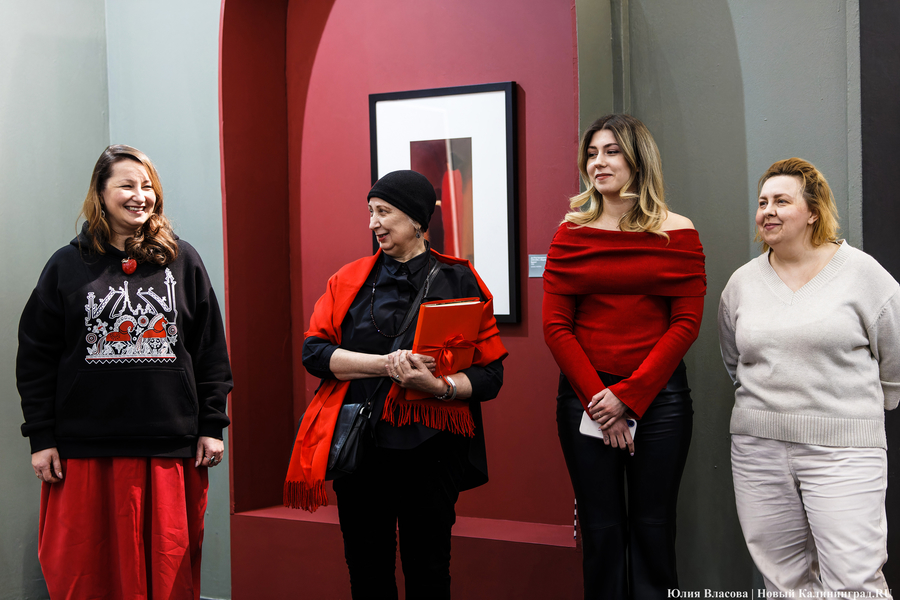 Вселенная смыслов и эмоций: в Музее искусств открылась выставка «Космос красного» (фото)