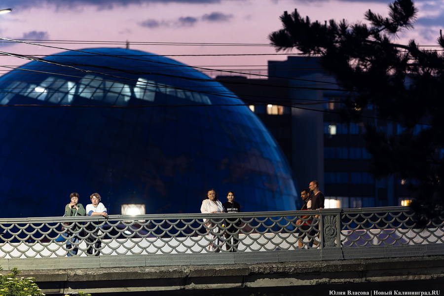 Огни, вода и гимн России: как работает «поющий» фонтан у Кёнигсбергской биржи (фото)