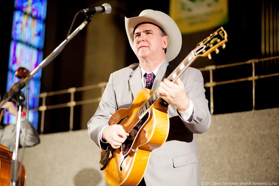 «Всем сестрам по серьгам»: фоторепортаж с концерта The Quebe Sisters Band