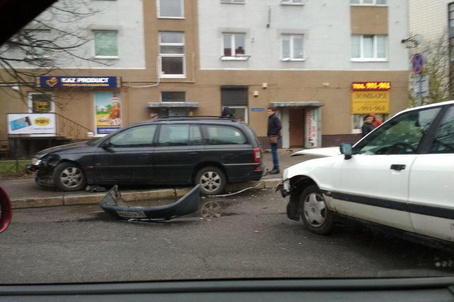 В Калининграде в результате ДТП сильно затруднено движение по ул. Горького (фото)