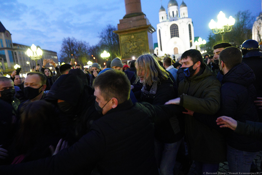 «Свободу политзаключенным»: как прошла акция сторонников Навального в Калининграде (фото)