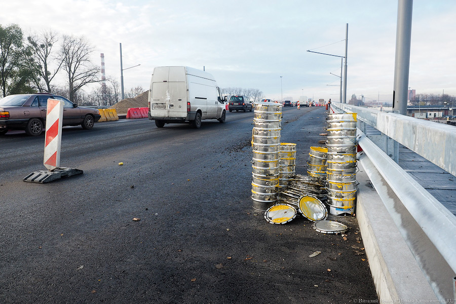 Наполовину открыто: путепровод на Московском начал пропускать автотраснпорт