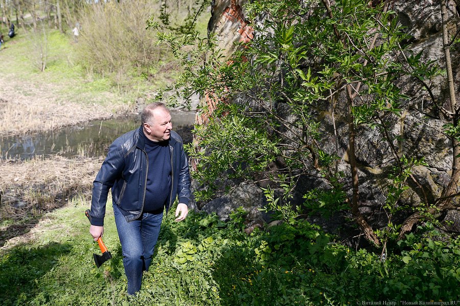 С метлой в руках: в парке Победы прошёл общегородской субботник