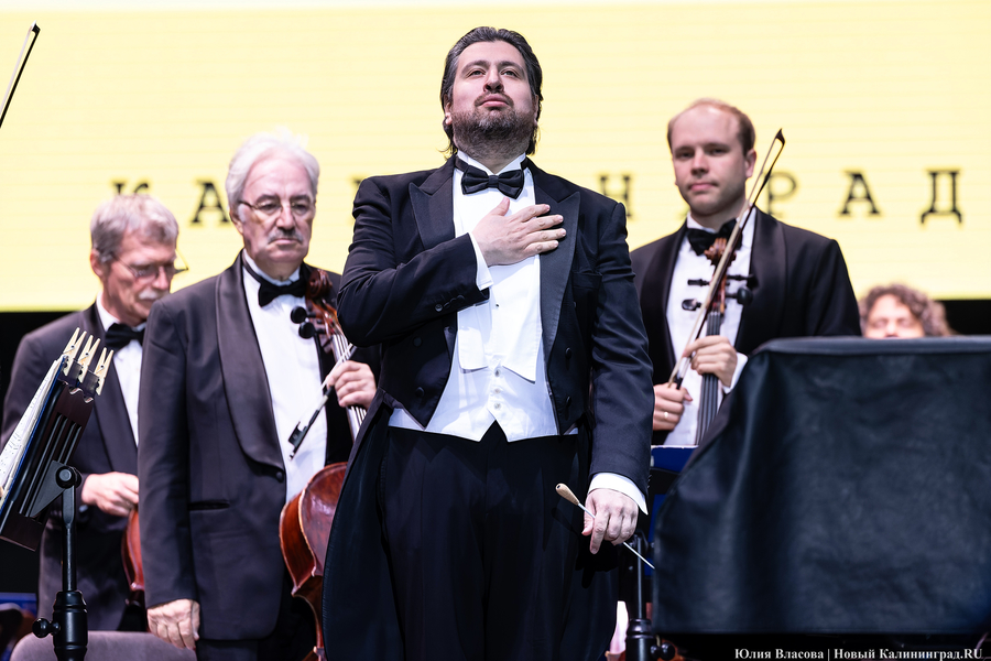 Бурлеска под дождём: Денис Мацуев выступил на острове Канта (фото)