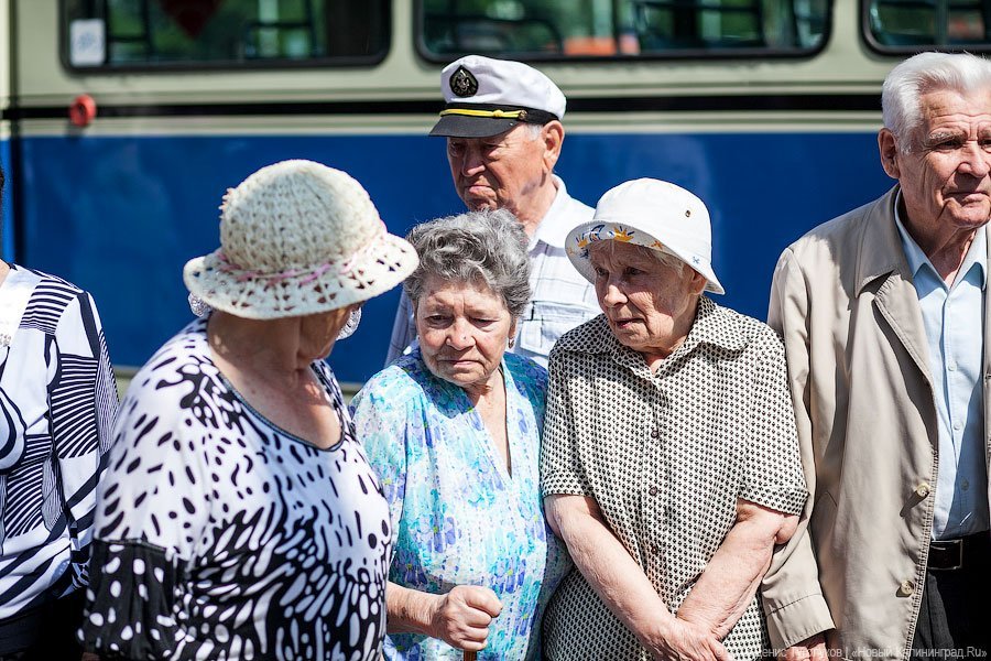 Почти ровесники: в Калининграде прошла трамвайная экскурсия для ветеранов