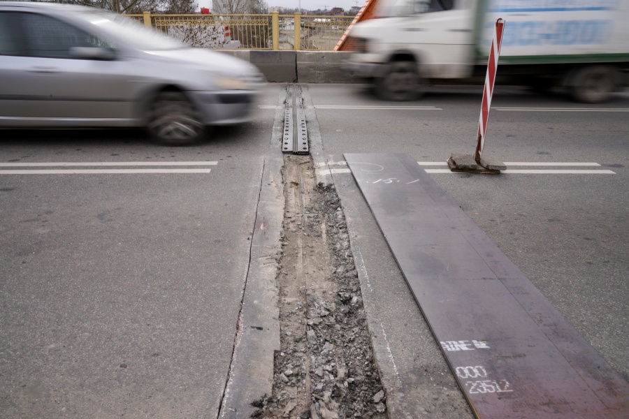 «Надоело „хыдыщкаться“ по стыкам»: на Киевской начался ремонт «оранжевого» моста (фото)