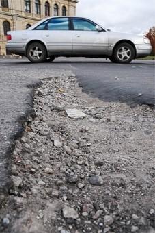 Горвласти обещают отремонтировать дорогу у ДКМ до конца лета 2012 года