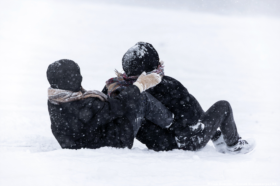 Пролетая на ватрушке: как в Центральном парке катаются с горки вопреки запретам (фото)