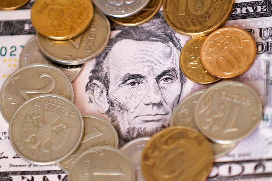 Официальный курс евро вырос почти на рубль