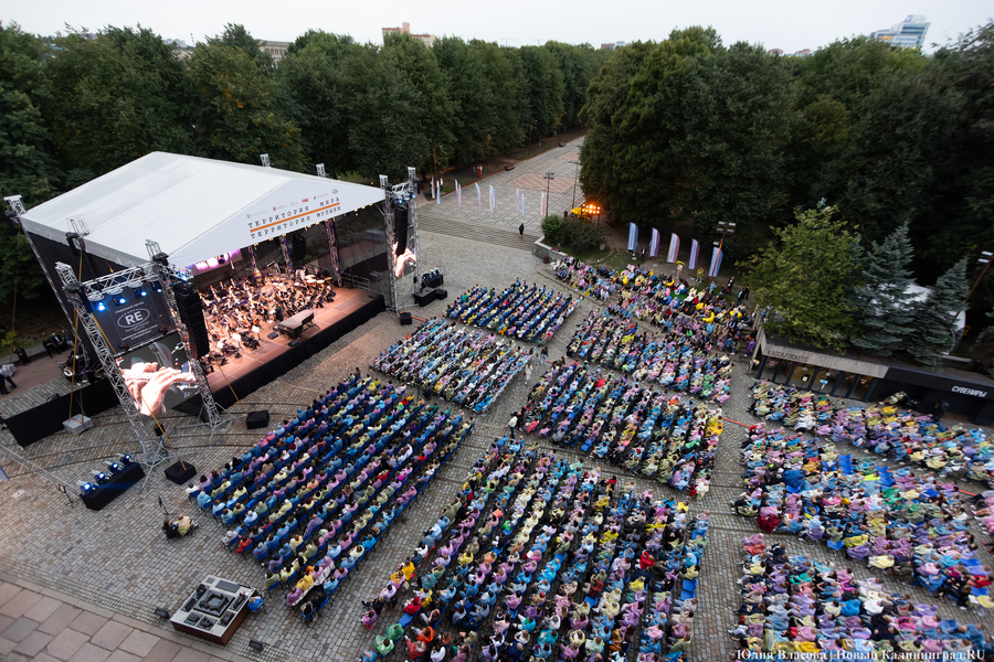 Бурлеска под дождём: Денис Мацуев выступил на острове Канта (фото)