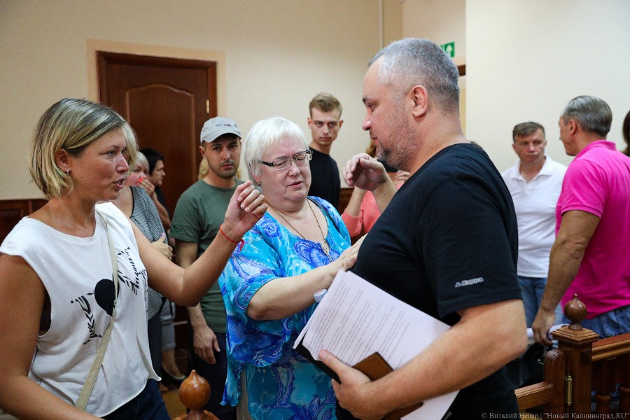 Борис Образцов прощается с друзьями и родственниками в суде (видео)