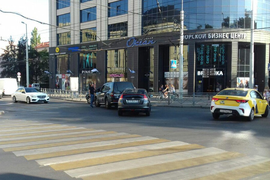 На перекрестке Театральной и Гвардейского проспекта затруднено движение из-за аварии
