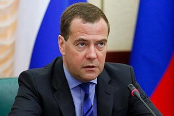 Медведев запретил госзакупки техники и авто иностранного производства