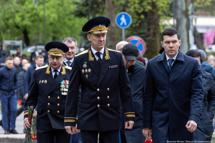 У здания областного правительства открыли памятник ФСБ (фото)