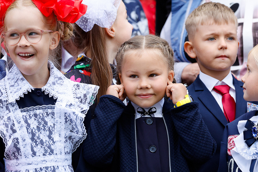 С военным оркестром и под «Катюшу»: в Калининграде открыли самую большую школу