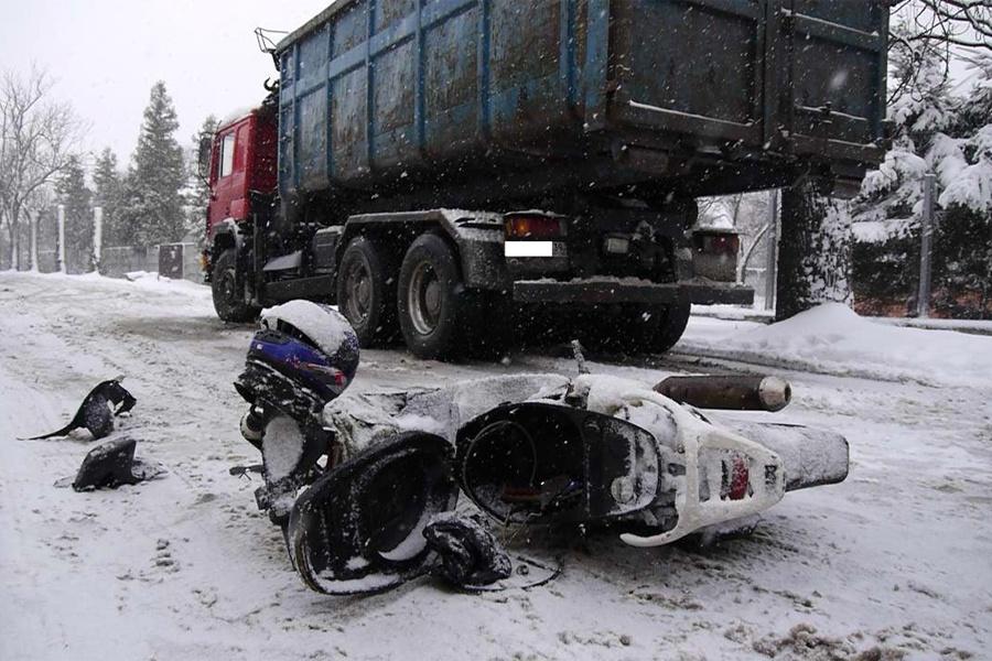 В Калининграде скутер с пьяными водителем и пассажиром врезался в грузовик (+фото)