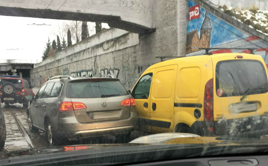 Перед мостом на Киевской произошло ДТП, образуется пробка (фото)