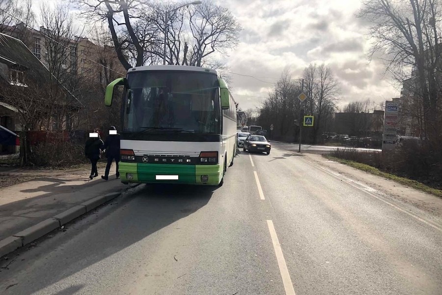 На Муромской из-за резко затормозившего авто пострадала пенсионерка