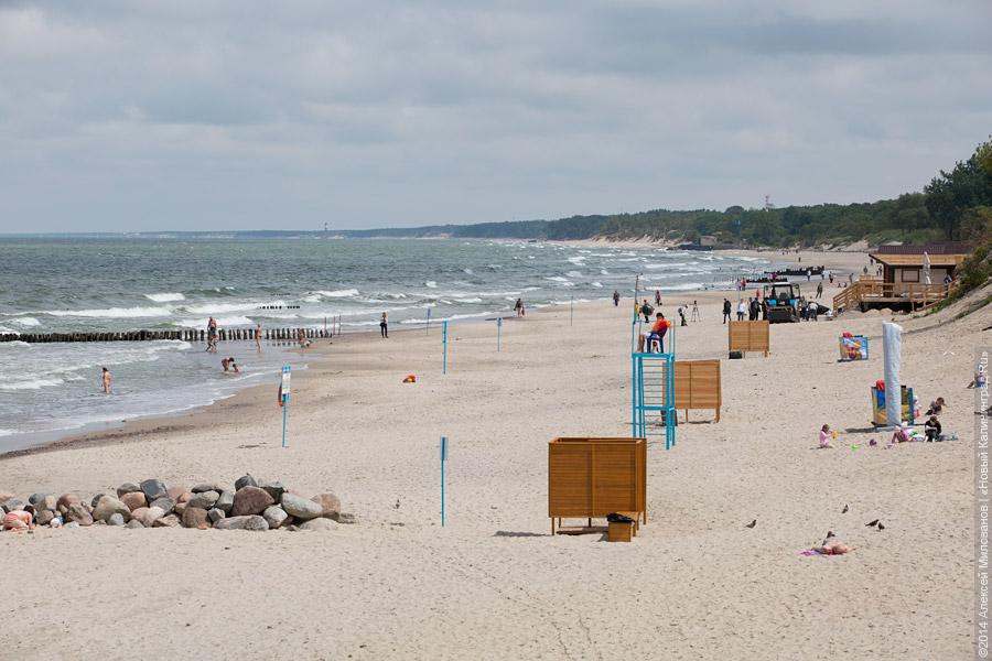 Машина «по потребности»: польский агрегат начал чистить песок на пляже Зеленоградска