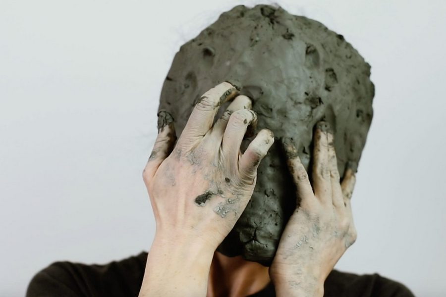 Кадр из фильма Олеси Качановской-Мюнд «Экологический способ адаптации и полного присутствия в моменте». Изображение предоставлено БФ ГМИИ им. А.С. Пушкина