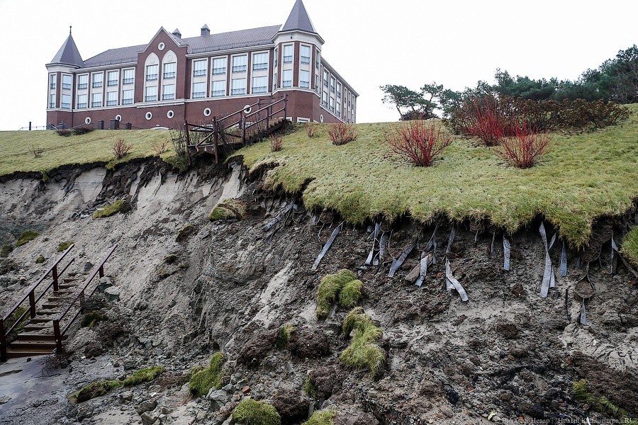 Власти Пионерского объявили об угрозе обрушения берегового склона
